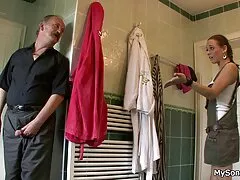 赤毛のお母さんは、浴室で巨大な鶏のフェラチオを与える エロ 動画 女性 専用 無料