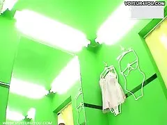 金髪の成熟したねじ込み自身と大きなディルド 女性 専用 av 動画
