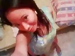 マッチョは、美しいお母さんの喉にペニスを突き出し、マッサージテーブルの上に猫でそれを持っています 女の子 専用 エッチ 動画