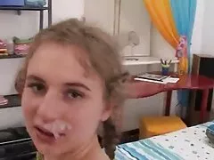 金髪に乗ってかかります18歳の男カールアップと吸います 女性 専用 エロ 動画
