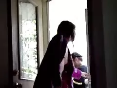 女性アスリートは、リビングルームの床に自慰行為します。 女子 専用 エロ 動画